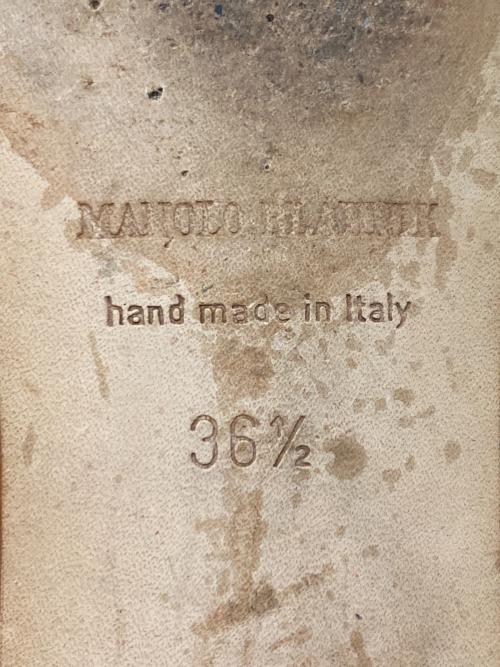 Manolo Blahnik（マノロブラニク）Manolo Blahnik (マノロブラニク) パンチングスウェードパンプス レッド サイズ:36 1/2の古着・服飾アイテム