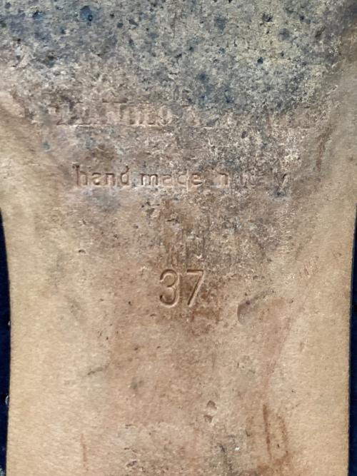 Manolo Blahnik（マノロブラニク）Manolo Blahnik (マノロブラニク) パンチングスウェードパンプス ネイビー サイズ:37の古着・服飾アイテム