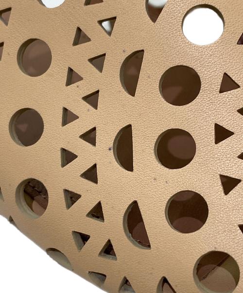 ALAIA（アライア）ALAIA (アライア) パンチングサンダル ベージュ サイズ:37の古着・服飾アイテム