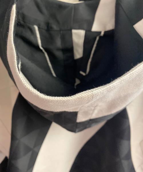 ISSEY MIYAKE MEN（イッセイミヤケメン）ISSEY MIYAKE MEN (イッセイミヤケメン) ジオメトリックオーバーコート ブラック×ベージュ サイズ:3の古着・服飾アイテム