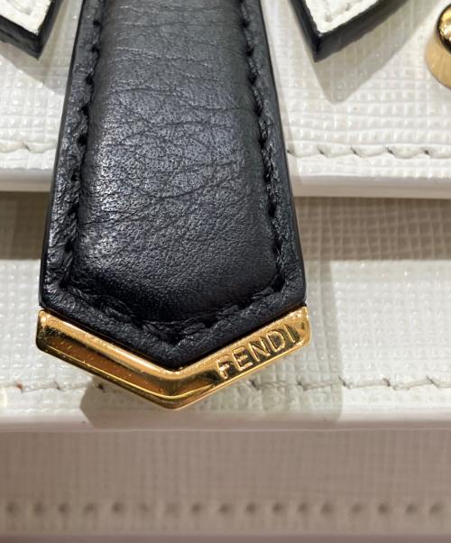 FENDI（フェンディ）FENDI (フェンディ) カーリトスタッズチェーンウォレット/ショルダーバッグ ホワイトの古着・服飾アイテム