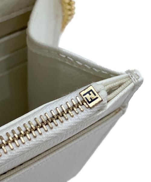 FENDI（フェンディ）FENDI (フェンディ) カーリトスタッズチェーンウォレット/ショルダーバッグ ホワイトの古着・服飾アイテム