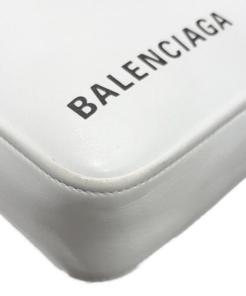BALENCIAGA（バレンシアガ）BALENCIAGA (バレンシアガ) Triangle Logo Chain Shoulder Bag/トライアングルロゴチェーンショルダーバッグ ホワイトの古着・服飾アイテム
