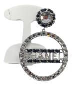 CHANELシャネル）の古着「サークルロゴ イヤリング」｜シルバー×ブラック