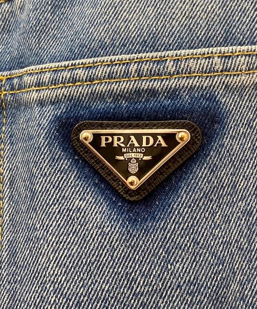 PRADA（プラダ）PRADA (プラダ) 三角プレート付 ワイドデニム インディゴ サイズ:25の古着・服飾アイテム