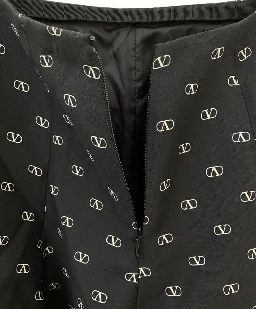 VALENTINO（ヴァレンティノ）VALENTINO (ヴァレンティノ) Vロゴ総柄フレアミニスカート ブラック サイズ:36の古着・服飾アイテム