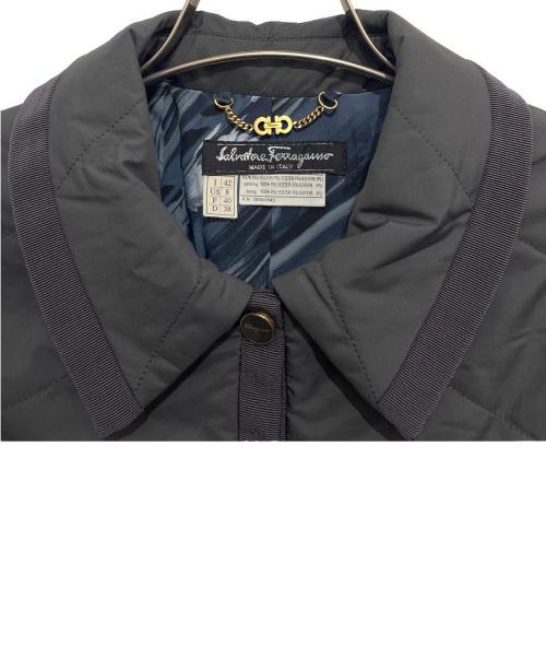 Salvatore Ferragamo（サルヴァトーレ フェラガモ）Salvatore Ferragamo (サルヴァトーレ フェラガモ) ナイロンキルティングジャケット グレー サイズ:40の古着・服飾アイテム