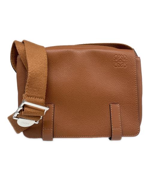 LOEWE（ロエベ）LOEWE (ロエベ) Military Messenger Bag In Soft Grained Calfskin ソフトグレインカーフスキン ミリタリー メッセンジャーバッグ/317.12AA72 ブラウンの古着・服飾アイテム