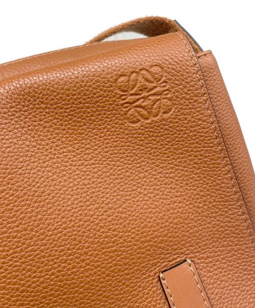 LOEWE（ロエベ）LOEWE (ロエベ) Military Messenger Bag In Soft Grained Calfskin ソフトグレインカーフスキン ミリタリー メッセンジャーバッグ/317.12AA72 ブラウンの古着・服飾アイテム