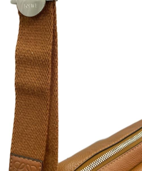 LOEWE（ロエベ）LOEWE (ロエベ) Military Messenger Bag In Soft Grained Calfskin ソフトグレインカーフスキン ミリタリー メッセンジャーバッグ/317.12AA72 ブラウンの古着・服飾アイテム