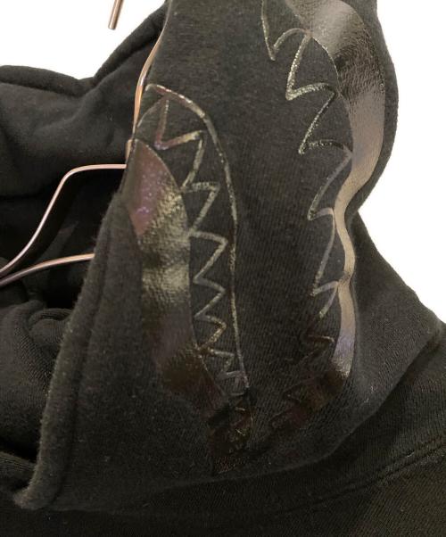 A BATHING APE（アベイシングエイプ）A BATHING APE (アベイシングエイプ) black market COMME des GARCONS (ブラックマーケットコムデギャルソン) ブラックマーケット シャーク プルオーバー フーディ ブラック サイズ:2XLの古着・服飾アイテム