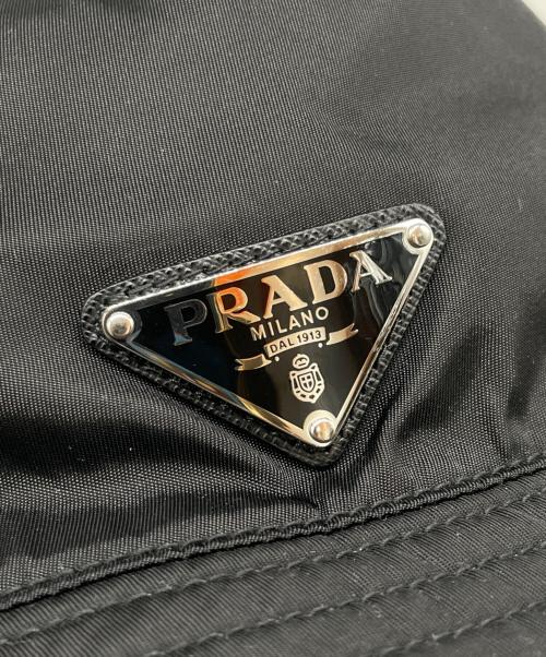 PRADA（プラダ）PRADA (プラダ) Re-Nylon Metal Triangle Logo Bucket Hat リナイロン メタルトライアングルロゴ バケットハット/1HC137 ブラック サイズ:Mの古着・服飾アイテム