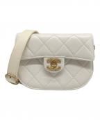 CHANELシャネル）の古着「マトラッセ ラウンドムーン メッセンジャー ショルダーバック/Matelassé Round Moon Messenger Shoulder Bag/AS2484」｜ホワイト