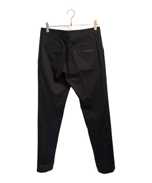 VERSACE（ヴェルサーチ）VERSACE (ヴェルサーチ) スリムフィット ハイウエスト カジュアルパンツ ブラック サイズ:48の古着・服飾アイテム