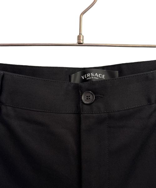 VERSACE（ヴェルサーチ）VERSACE (ヴェルサーチ) スリムフィット ハイウエスト カジュアルパンツ ブラック サイズ:48の古着・服飾アイテム