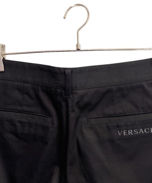 VERSACE（ヴェルサーチ）VERSACE (ヴェルサーチ) スリムフィット ハイウエスト カジュアルパンツ ブラック サイズ:48の古着・服飾アイテム