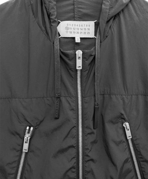 Maison Margiela（メゾンマルジェラ）Maison Margiela (メゾンマルジェラ) ハの字 ジップアップ フーデッドナイロンパーカー ネイビー サイズ:48の古着・服飾アイテム