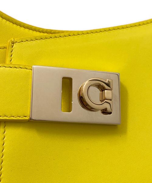 Salvatore Ferragamo（サルヴァトーレ フェラガモ）Salvatore Ferragamo (サルヴァトーレ フェラガモ) レザーハンドバッグ イエローの古着・服飾アイテム