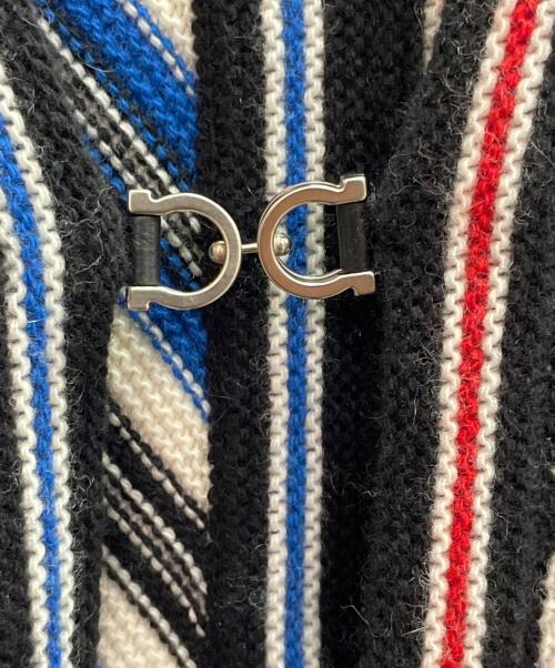 Salvatore Ferragamo（サルヴァトーレ フェラガモ）Salvatore Ferragamo (サルヴァトーレ フェラガモ) ストライプ ニット ポンチョ Striped Knit Poncho/0757159 ブルー×レッド サイズ:FREEの古着・服飾アイテム