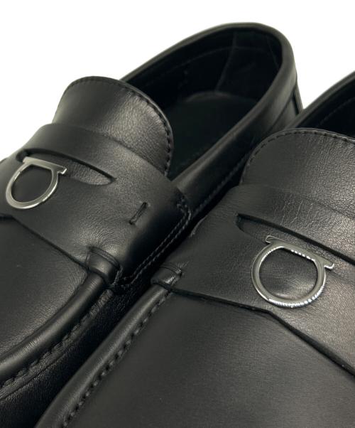 Ferragamo（フェラガモ）Ferragamo (フェラガモ) ガンチーニプレートレザーモカシンシューズ ブラック サイズ:7 1/2の古着・服飾アイテム