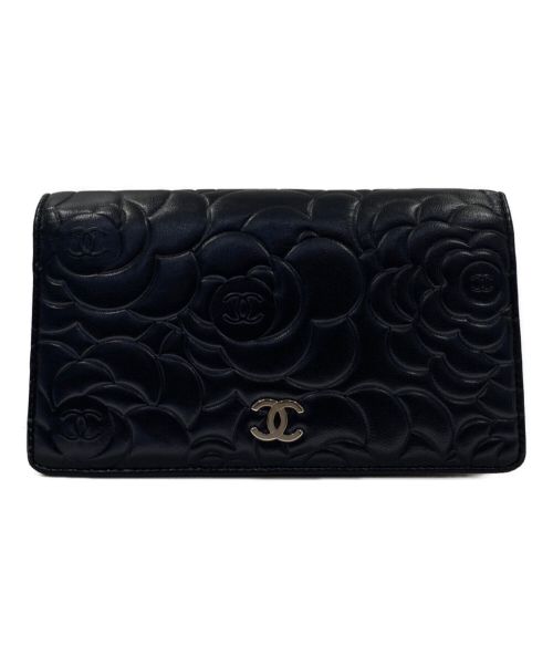 CHANEL（シャネル）CHANEL (シャネル) カメリア エンボス ２つ折り長財布 ブラックの古着・服飾アイテム