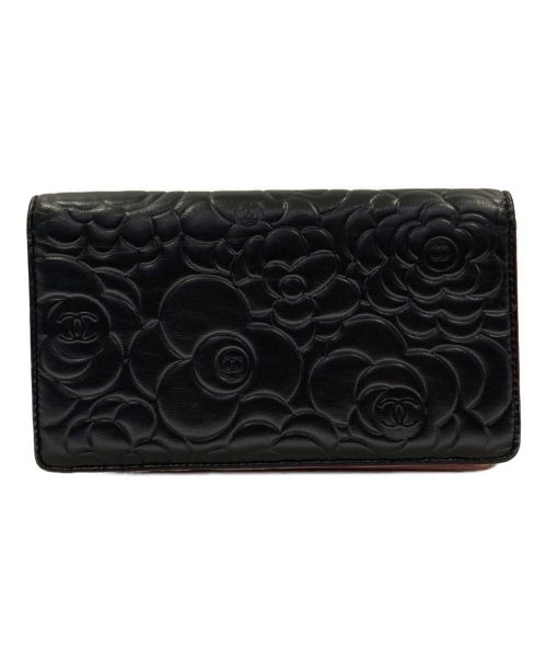 CHANEL（シャネル）CHANEL (シャネル) カメリア エンボス ２つ折り長財布 ブラックの古着・服飾アイテム