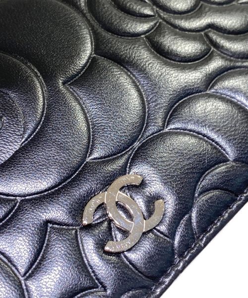 CHANEL（シャネル）CHANEL (シャネル) カメリア エンボス ２つ折り長財布 ブラックの古着・服飾アイテム