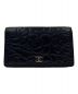 CHANEL（シャネル）の古着「カメリア エンボス ２つ折り長財布」｜ブラック