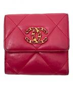 CHANELシャネル）の古着「3つ折り財布」｜ショッキングピンク