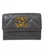 CHANELシャネル）の古着「CHANEL19 3つ折り財布」｜グレー