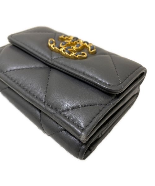 CHANEL（シャネル）CHANEL (シャネル) CHANEL19 3つ折り財布 グレーの古着・服飾アイテム