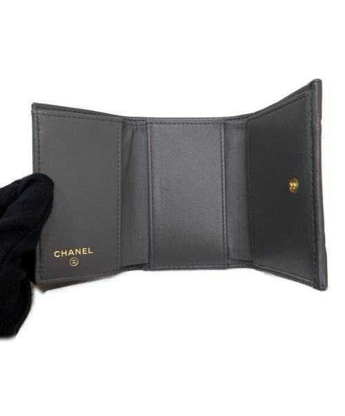 CHANEL（シャネル）CHANEL (シャネル) CHANEL19 3つ折り財布 グレーの古着・服飾アイテム