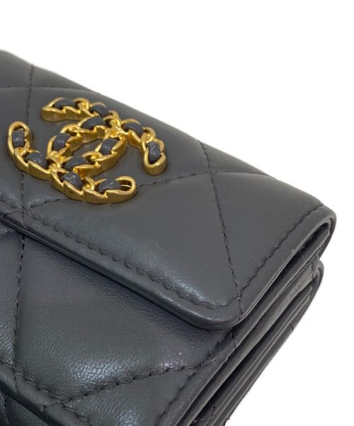 CHANEL（シャネル）CHANEL (シャネル) CHANEL19 3つ折り財布 グレーの古着・服飾アイテム