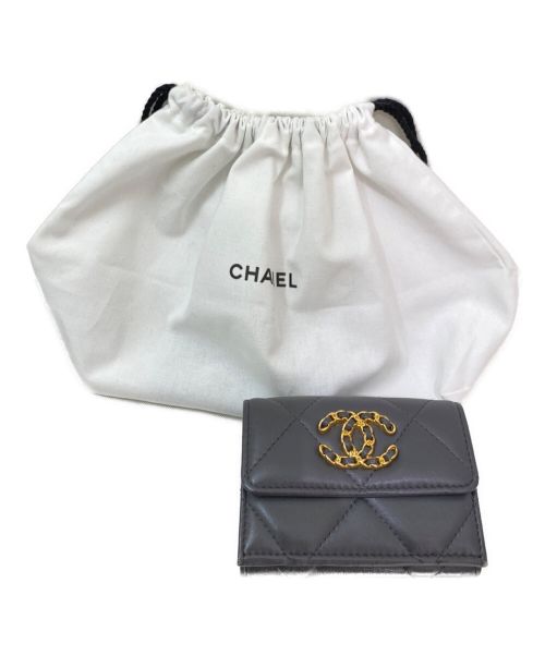 CHANEL（シャネル）CHANEL (シャネル) CHANEL19 3つ折り財布 グレーの古着・服飾アイテム