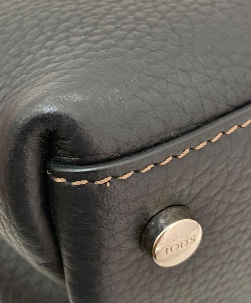 TOD'S（トッズ）TOD'S (トッズ) Tチャーム付ミニショルダーバッグ ダークネイビー サイズ:マイクロの古着・服飾アイテム
