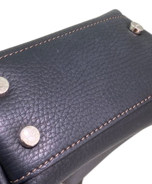 TOD'S（トッズ）TOD'S (トッズ) Tチャーム付ミニショルダーバッグ ダークネイビー サイズ:マイクロの古着・服飾アイテム