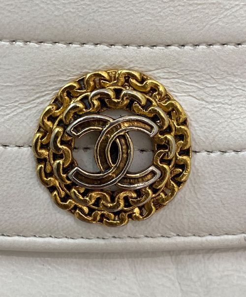 CHANEL（シャネル）CHANEL (シャネル) ハーフムーンチェーンショルダーバッグ ホワイトの古着・服飾アイテム