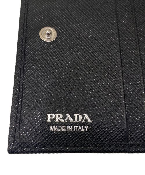 PRADA（プラダ）PRADA (プラダ) サフィアーノトライアングルロゴ2つ折り財布 ブラックの古着・服飾アイテム