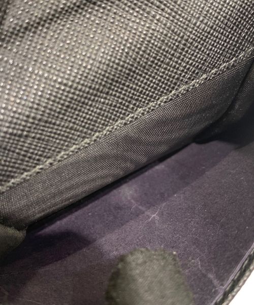 PRADA（プラダ）PRADA (プラダ) サフィアーノトライアングルロゴ2つ折り財布 ブラックの古着・服飾アイテム