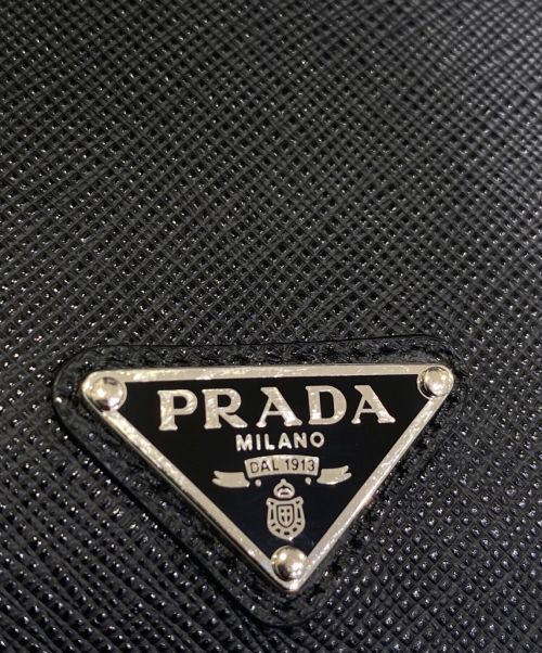 PRADA（プラダ）PRADA (プラダ) サフィアーノトライアングルロゴ2つ折り財布 ブラックの古着・服飾アイテム