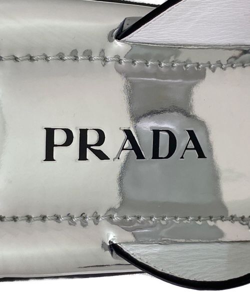 PRADA（プラダ）PRADA (プラダ) レクタンギュラーサンダル ホワイト×シルバー サイズ:37の古着・服飾アイテム