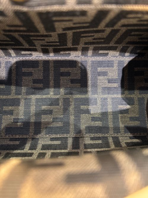 FENDI（フェンディ）FENDI (フェンディ) ファースト スモール ベージュ×ゴールドの古着・服飾アイテム