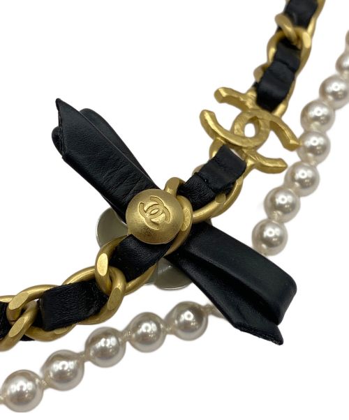 CHANEL（シャネル）CHANEL (シャネル) パールチェーンカメリアネックレス ゴールド×ブラックの古着・服飾アイテム