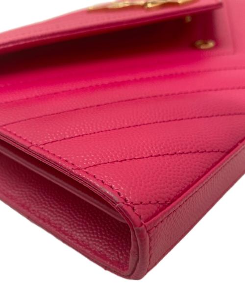 Saint Laurent Paris（サンローランパリ）Saint Laurent Paris (サンローランパリ) VステッチYSLチェーンウォレット ショッキングピンク×ゴールドの古着・服飾アイテム