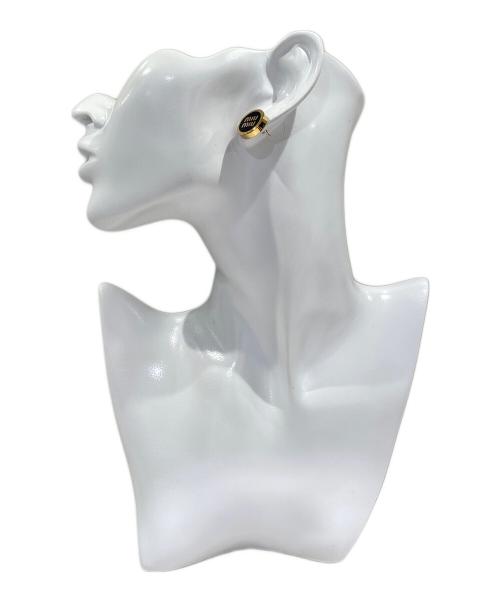 MIU MIU（ミュウミュウ）MIU MIU (ミュウミュウ) エナメルメタル ピアス ブラック×ゴールドの古着・服飾アイテム