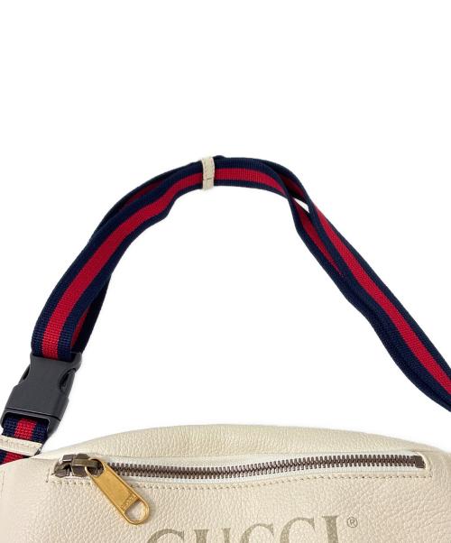 GUCCI（グッチ）GUCCI (グッチ) ロゴプリント スモールベルトバッグ  ホワイトの古着・服飾アイテム