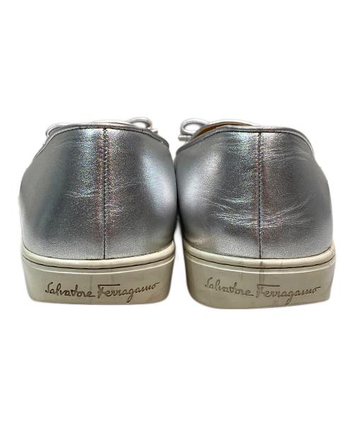Salvatore Ferragamo（サルヴァトーレ フェラガモ）Salvatore Ferragamo (サルヴァトーレ フェラガモ) ノベッロ ヴァラリボンスニーカー シルバー サイズ:5 1/2の古着・服飾アイテム