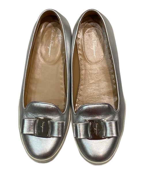 Salvatore Ferragamo（サルヴァトーレ フェラガモ）Salvatore Ferragamo (サルヴァトーレ フェラガモ) ノベッロ ヴァラリボンスニーカー シルバー サイズ:5 1/2の古着・服飾アイテム