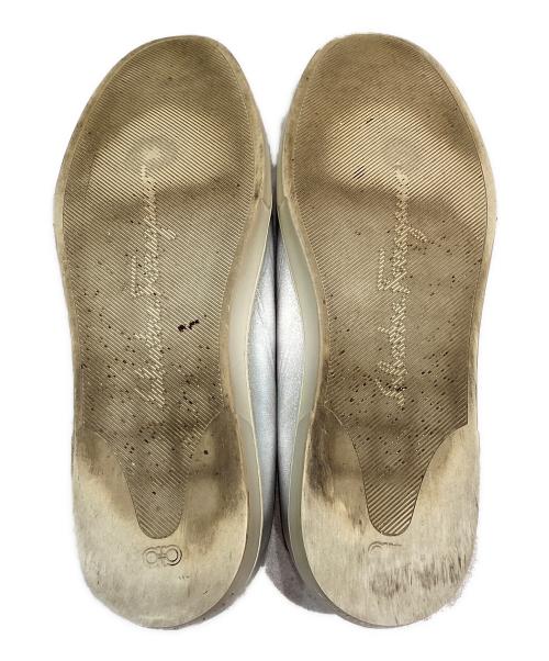 Salvatore Ferragamo（サルヴァトーレ フェラガモ）Salvatore Ferragamo (サルヴァトーレ フェラガモ) ノベッロ ヴァラリボンスニーカー シルバー サイズ:5 1/2の古着・服飾アイテム