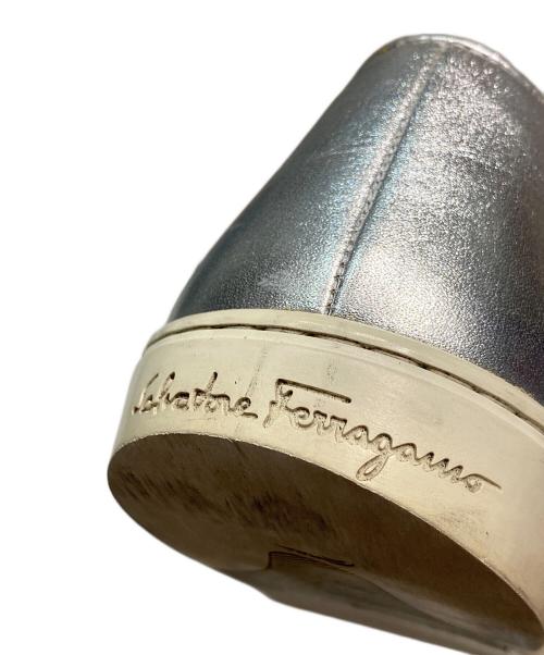 Salvatore Ferragamo（サルヴァトーレ フェラガモ）Salvatore Ferragamo (サルヴァトーレ フェラガモ) ノベッロ ヴァラリボンスニーカー シルバー サイズ:5 1/2の古着・服飾アイテム